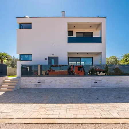 Luxury Weiss - - Heated Pool - Floor Heating In Winter - Osmosis System In Kitchen * Malinska